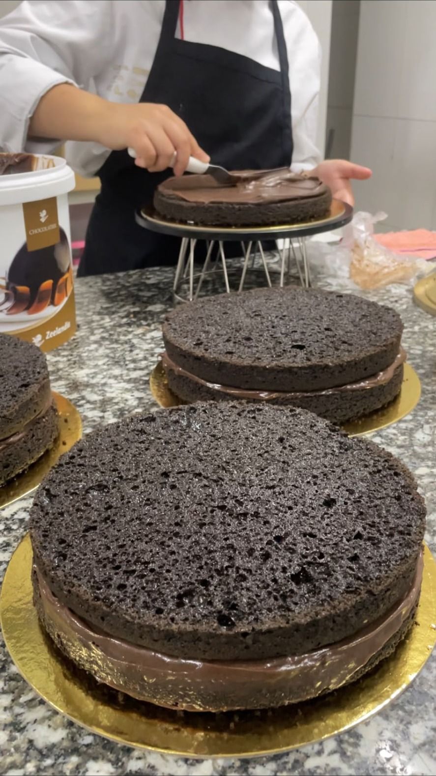 Bolos de chocolate intenso a serem recheados com creme de chocolate na produção diária da fábrica em Gondomar