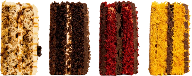 Quatro fatias de bolo da vitrine, com camadas de massa e creme