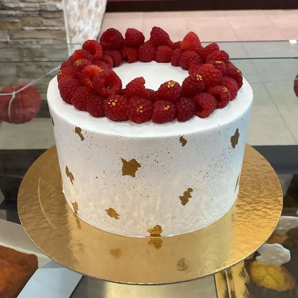 Bolo Branco e Dourado c/ Framboesas